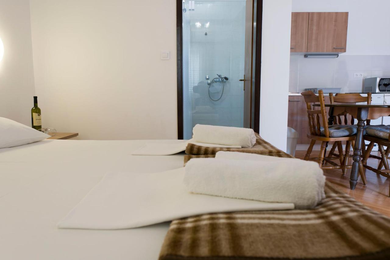 Apartments Victoria Трогір Екстер'єр фото