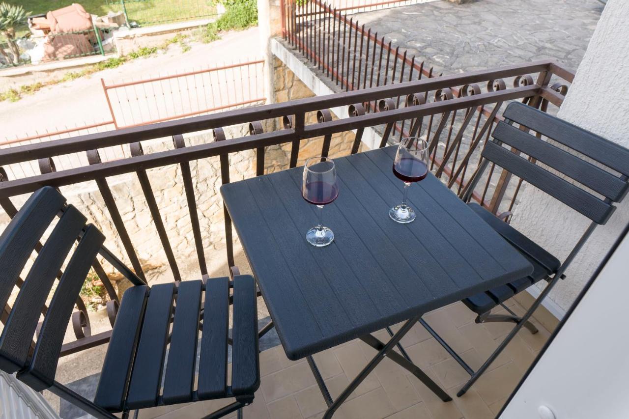 Apartments Victoria Трогір Екстер'єр фото