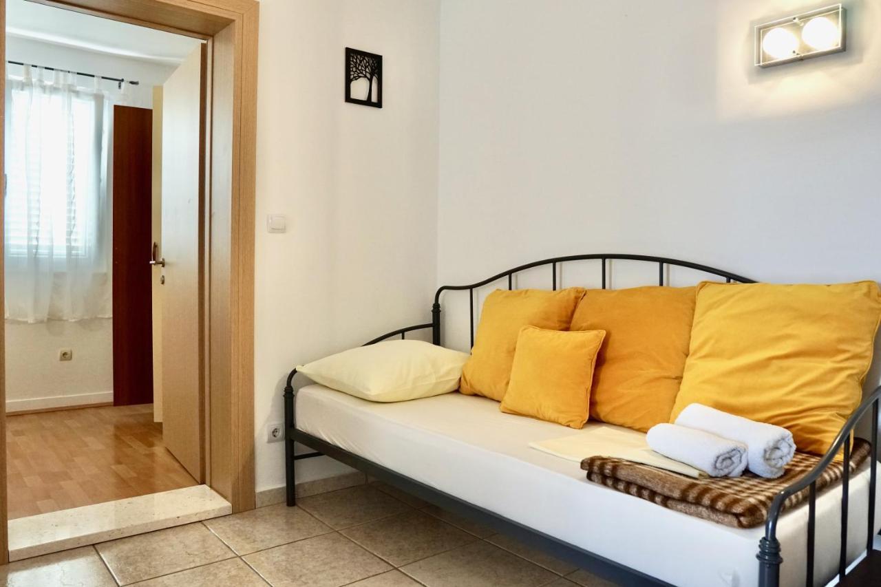 Apartments Victoria Трогір Екстер'єр фото