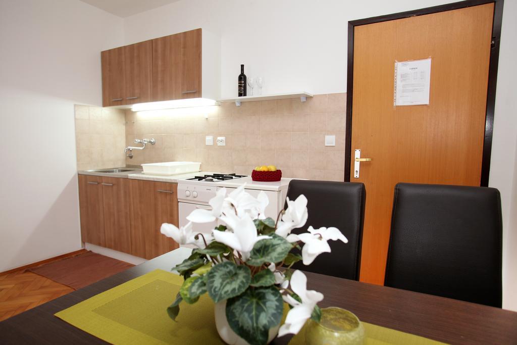 Apartments Victoria Трогір Екстер'єр фото